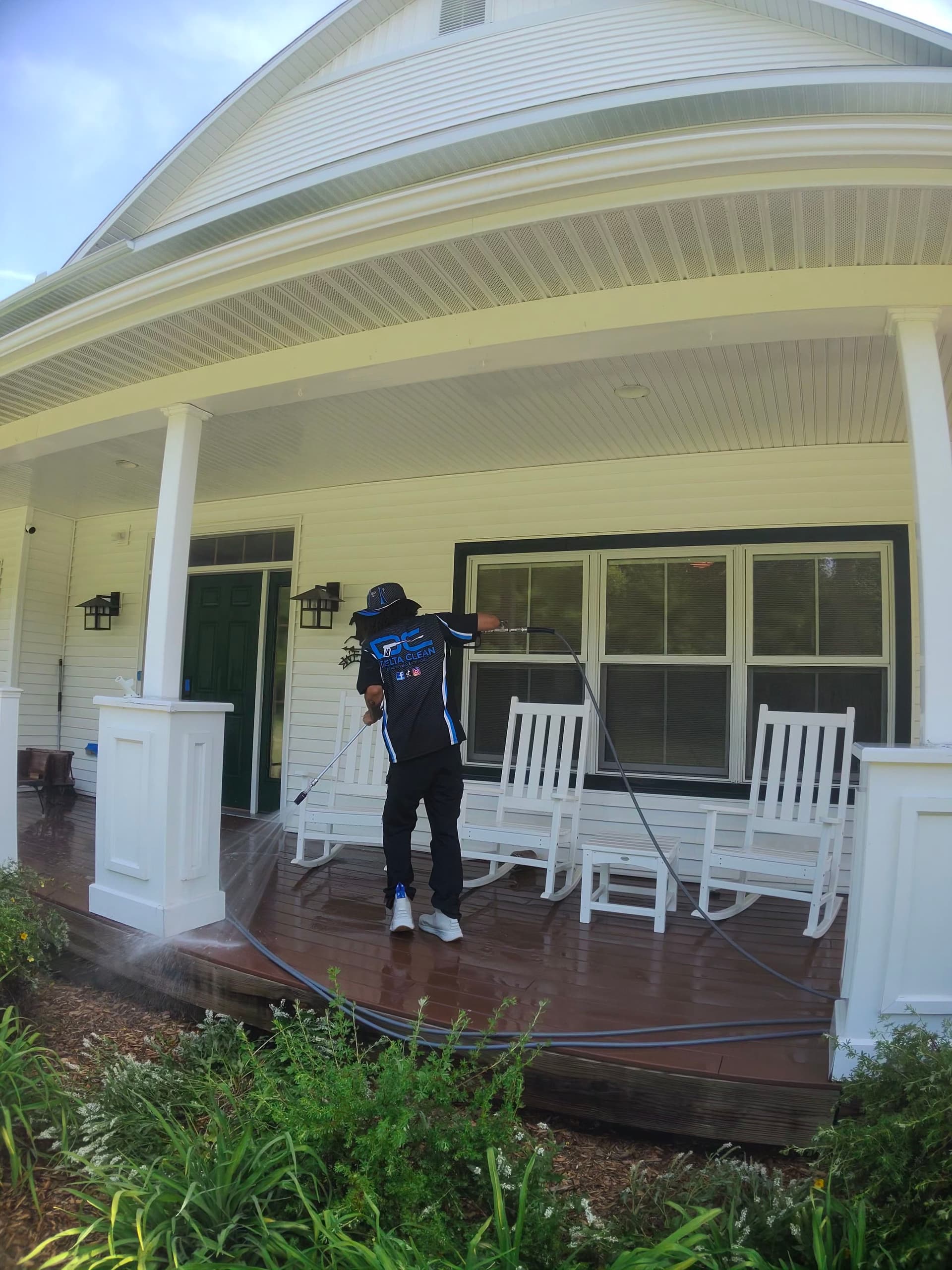 Gallery photos for Full Property House Washing and Porch Cleaning on a Large Estate: Image #2
