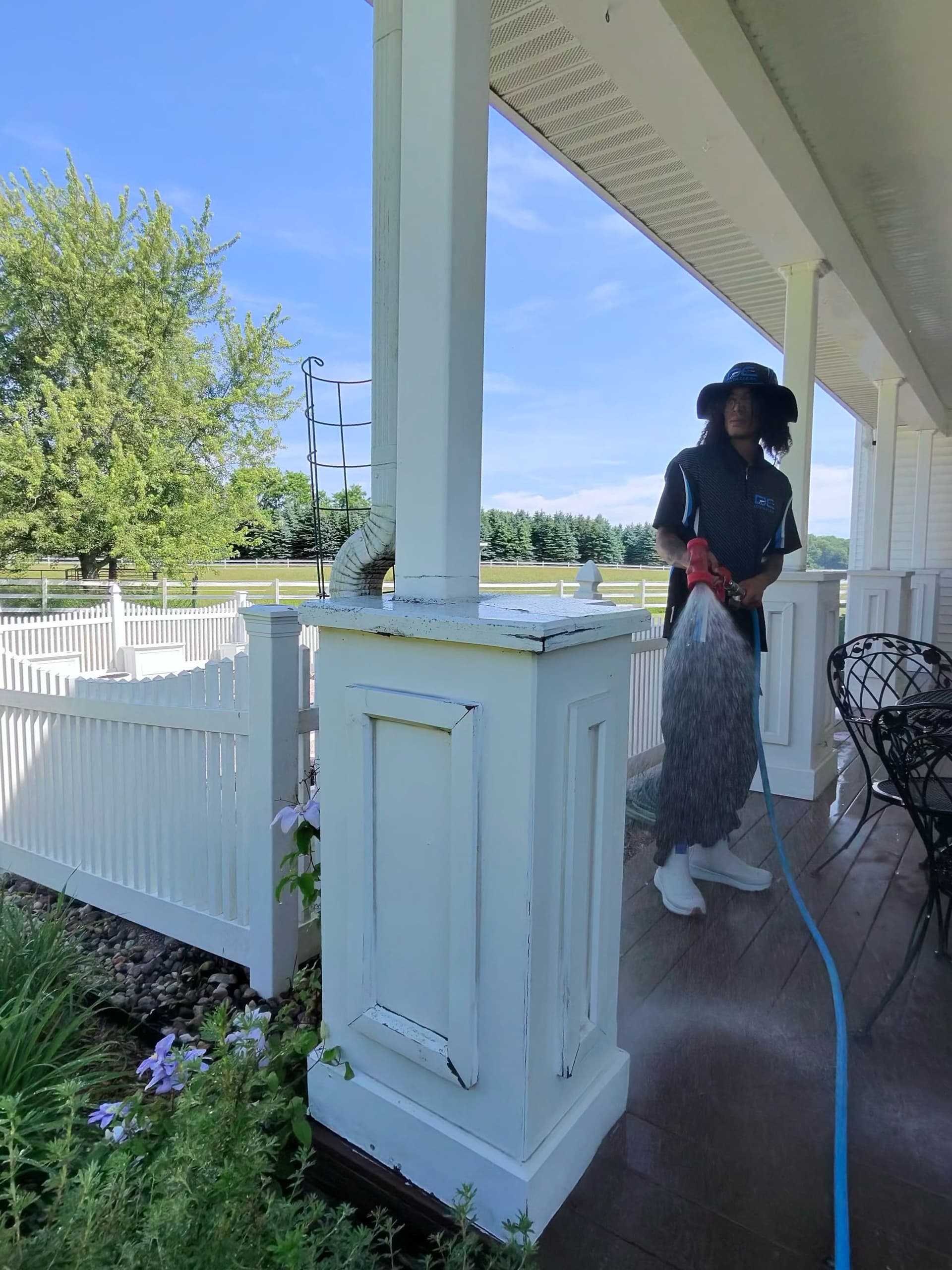 Gallery photos for Full Property House Washing and Porch Cleaning on a Large Estate: Image #3